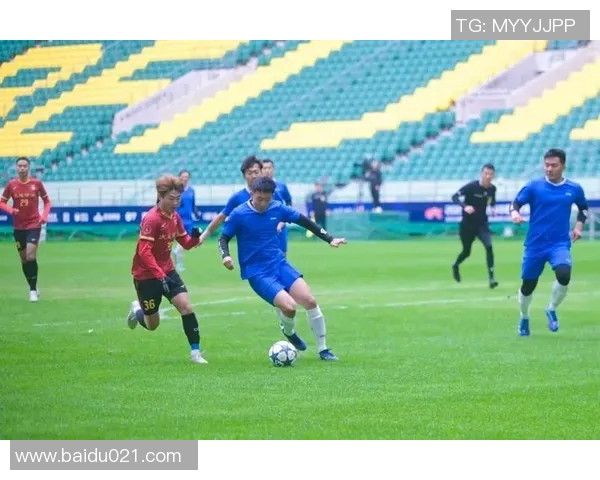 短发足球球星的速度力量与激情演绎绿茵场上非凡风采